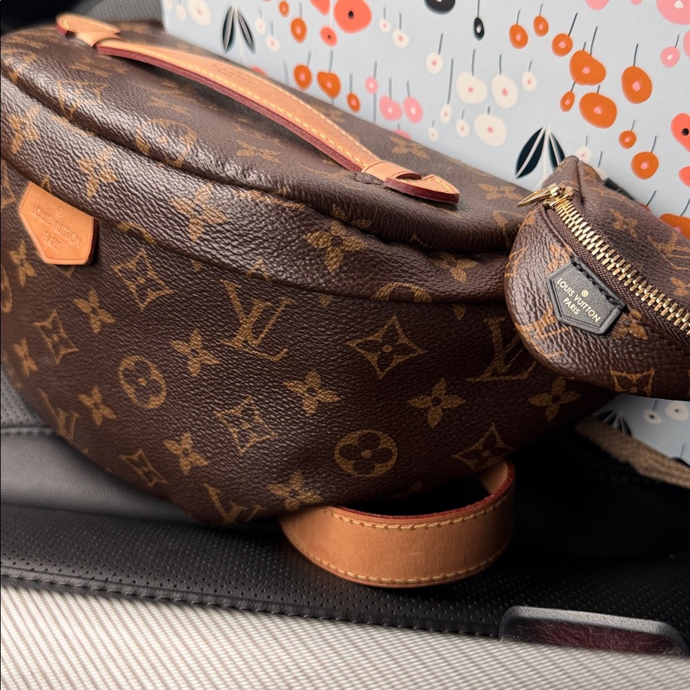 LOUIS VUITTON
Monogram Party Bumbag Bracelet - Picture 7 of 7